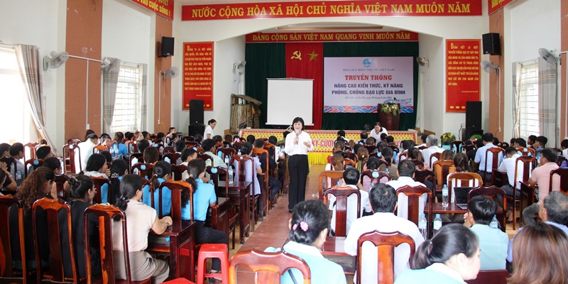 Nâng cao kiến thức phòng, chống bạo lực gia đình cho người có uy tín huyện Ea súp