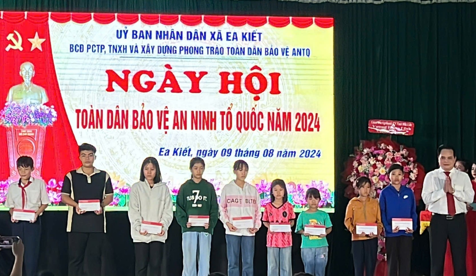 Agribank Đắk Lắk tặng 50 suất học bổng cho học sinh nghèo tại xã Ea Kiết