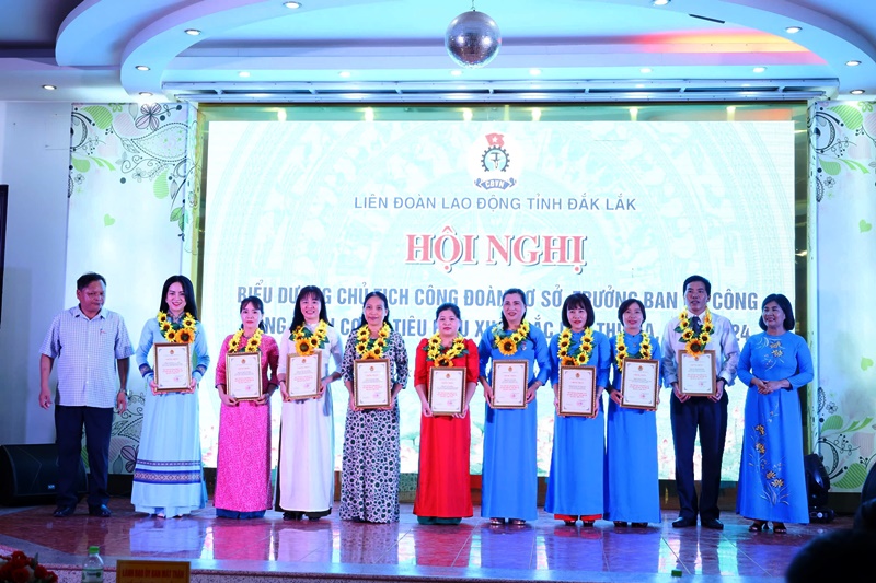 Liên đoàn Lao động tỉnh biểu dương chủ tịch công đoàn cơ sở và trưởng ban nữ công tiêu biểu