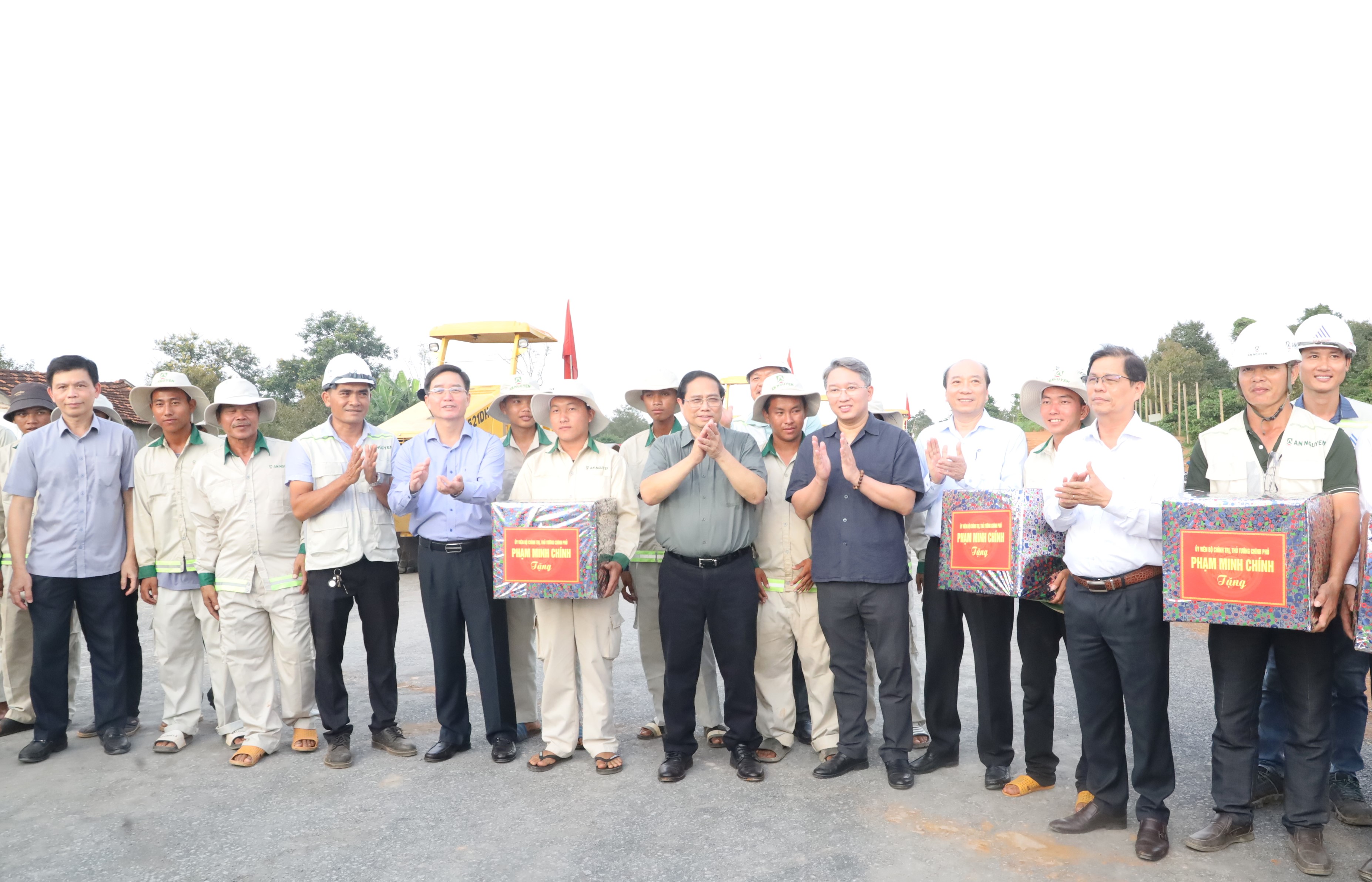 Thủ tướng Chính phủ Phạm Minh Chính kiểm tra tiến độ thi công Dự án đường bộ cao tốc Khánh Hòa - Buôn Ma Thuột