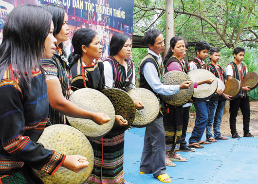 Phê duyệt kế hoạch lựa chọn nhà thầu dự toán mua sắm: Mua sắm trang phục, nhạc cụ truyền thống và các trang thiết bị khác cấp cho các Câu lạc bộ, đội văn nghệ sinh hoạt văn hóa truyền thống tại các thôn, buôn đồng bào dân tộc thiểu số