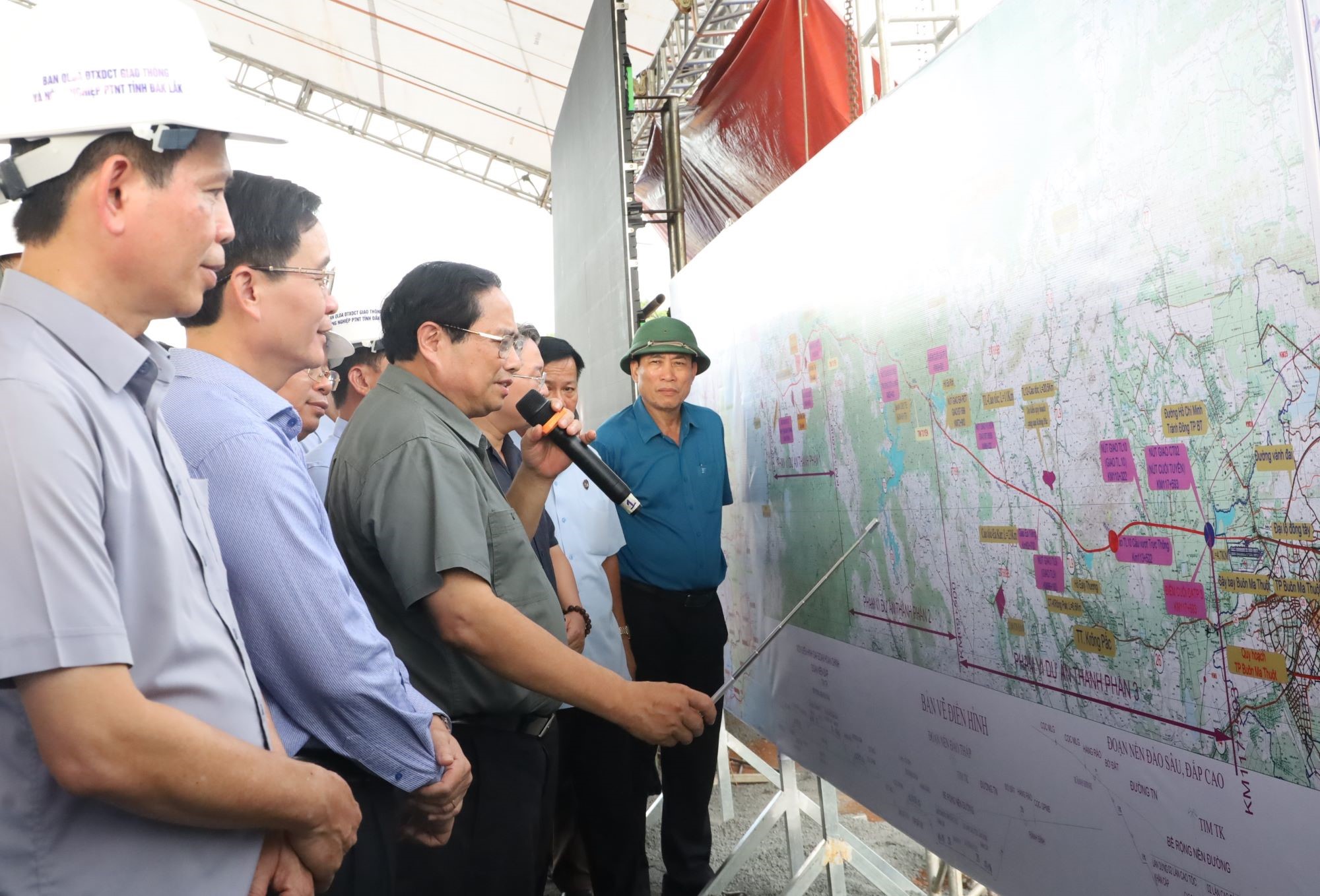 Prime Minister Pham Minh Chinh inspects the progress of the construction of the Khanh Hoa - Buon Ma Thuot expressway.