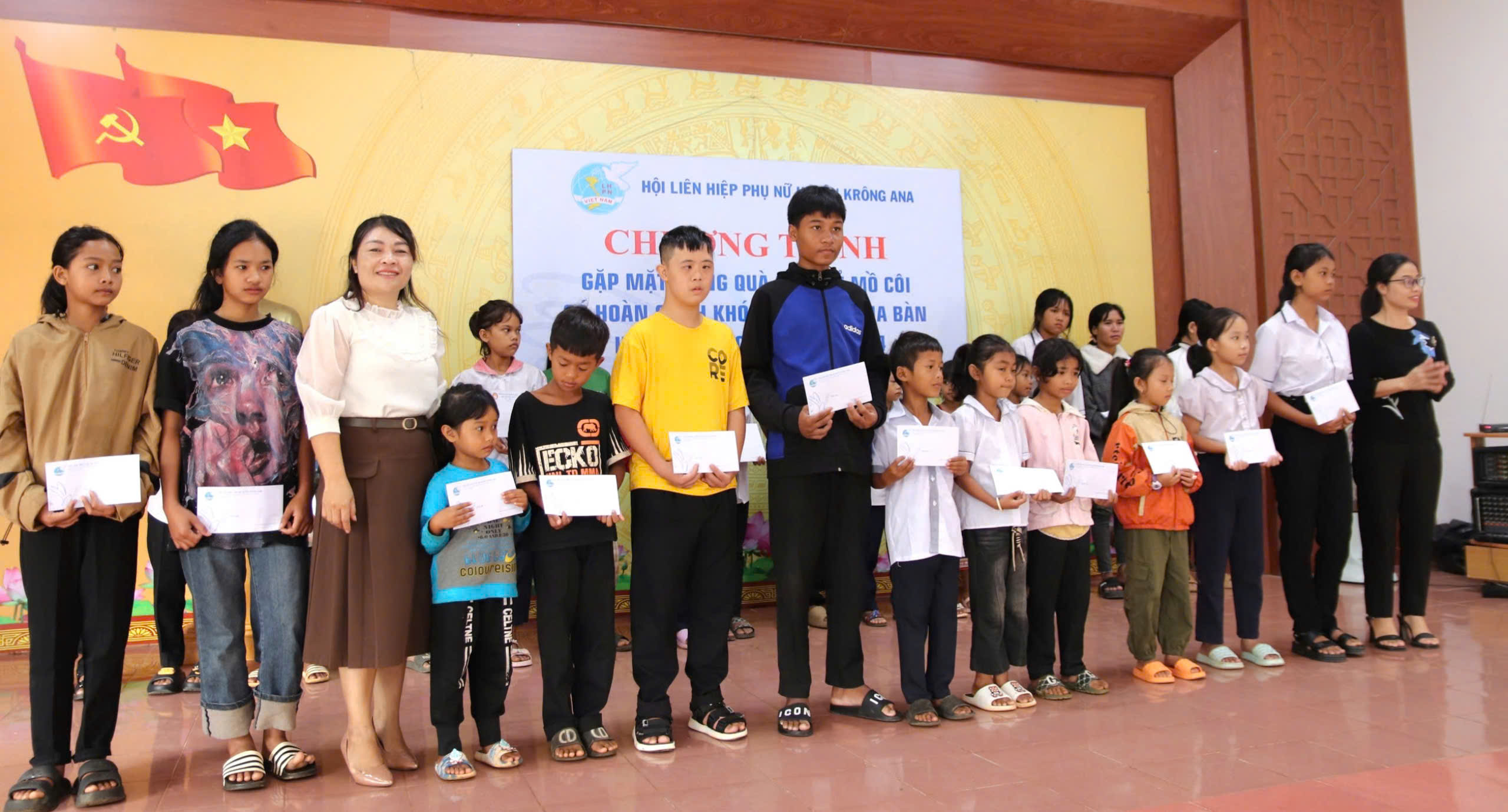 Gặp mặt, tặng quà cho trẻ em mồ côi có hoàn cảnh khó khăn trên địa bàn huyện Krông Ana