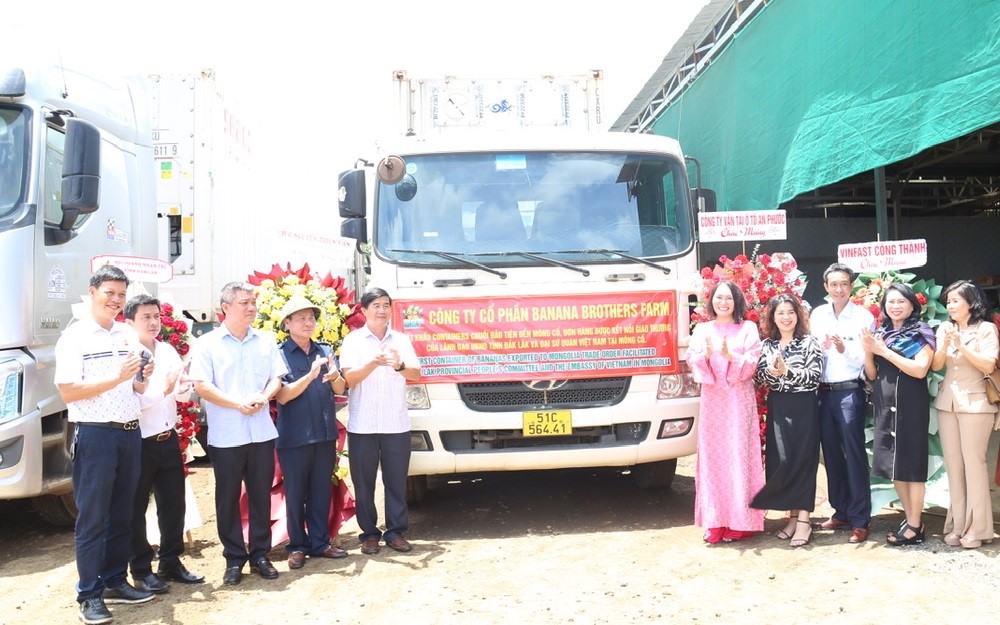 The first export of a batch of bananas to Mongolia