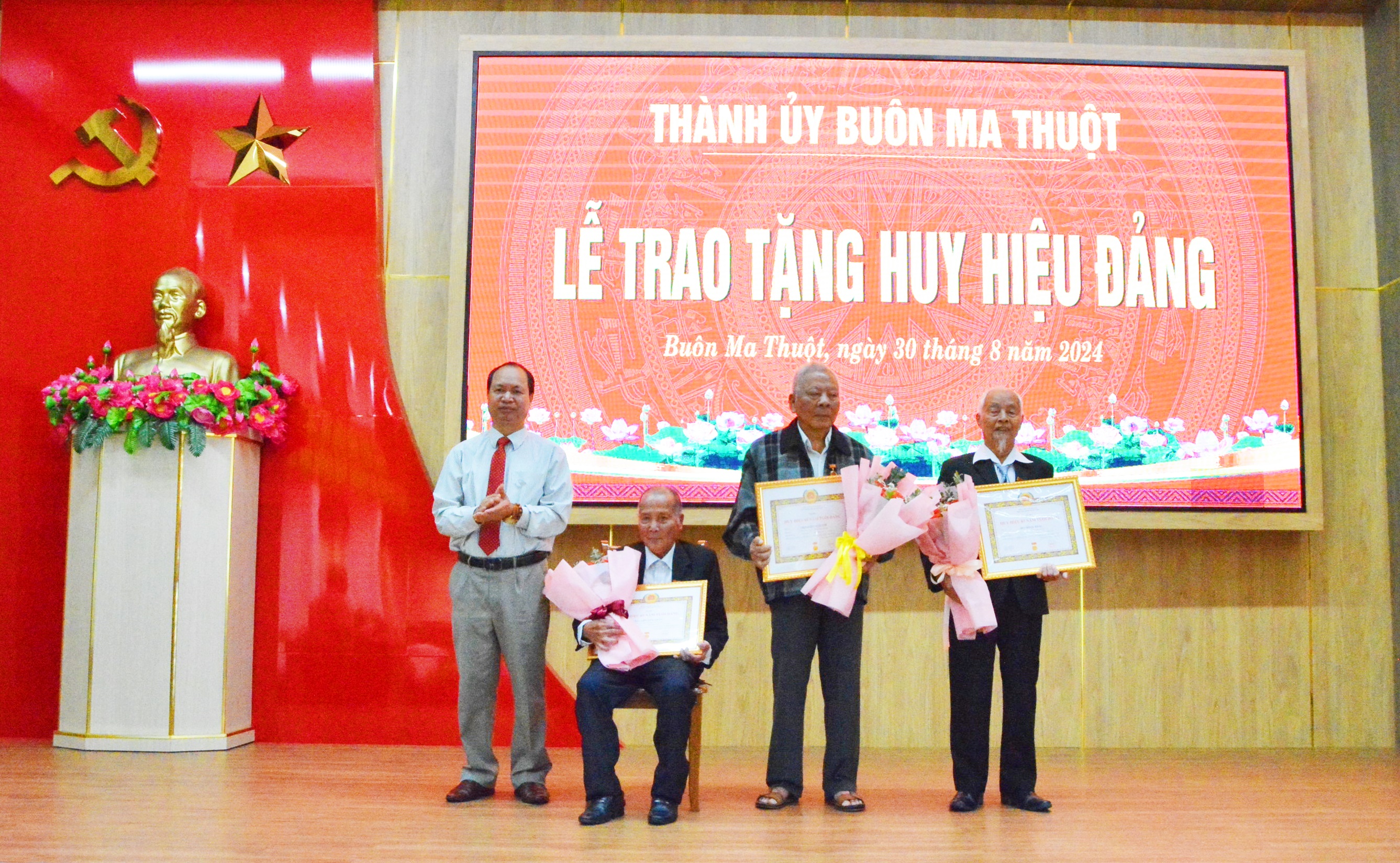 Thành phố Buôn Ma Thuột trao Huy hiệu Đảng đợt 2/9 cho 39 đảng viên cao niên tuổi Đảng.