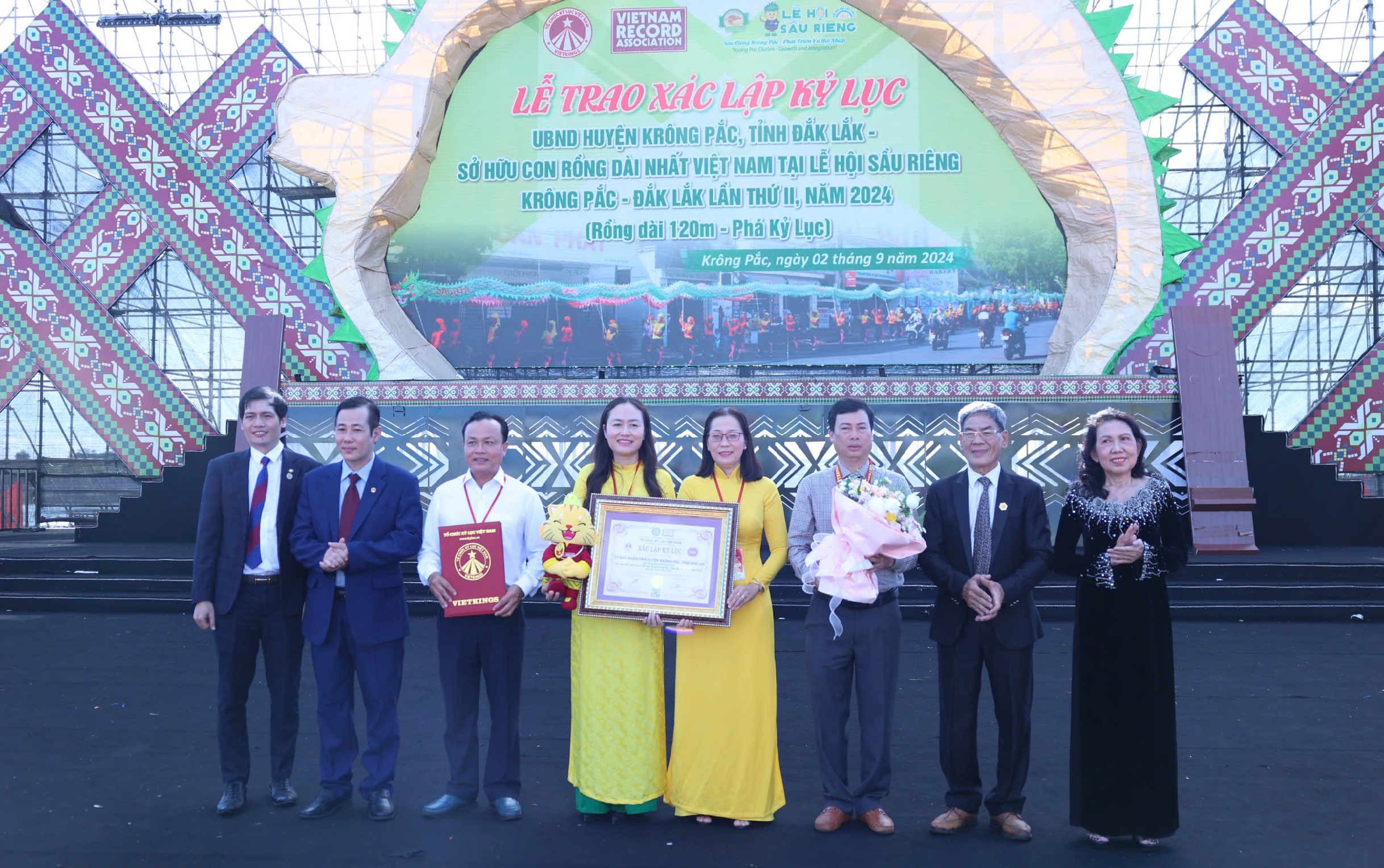 Lễ chào cờ, đồng diễn áo dài, trang phục các dân tộc tại Lễ hội Sầu riêng Krông Pắc lần thứ II năm 2024