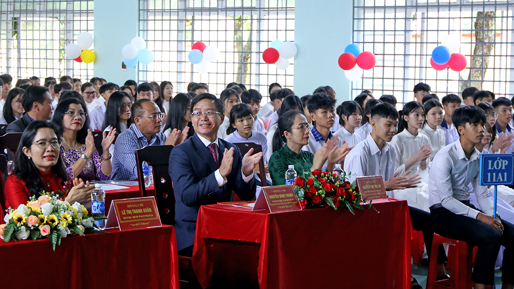 Bí thư Tỉnh ủy Nguyễn Đình Trung dự Lễ khai giảng tại Trường THPT Nguyễn Huệ