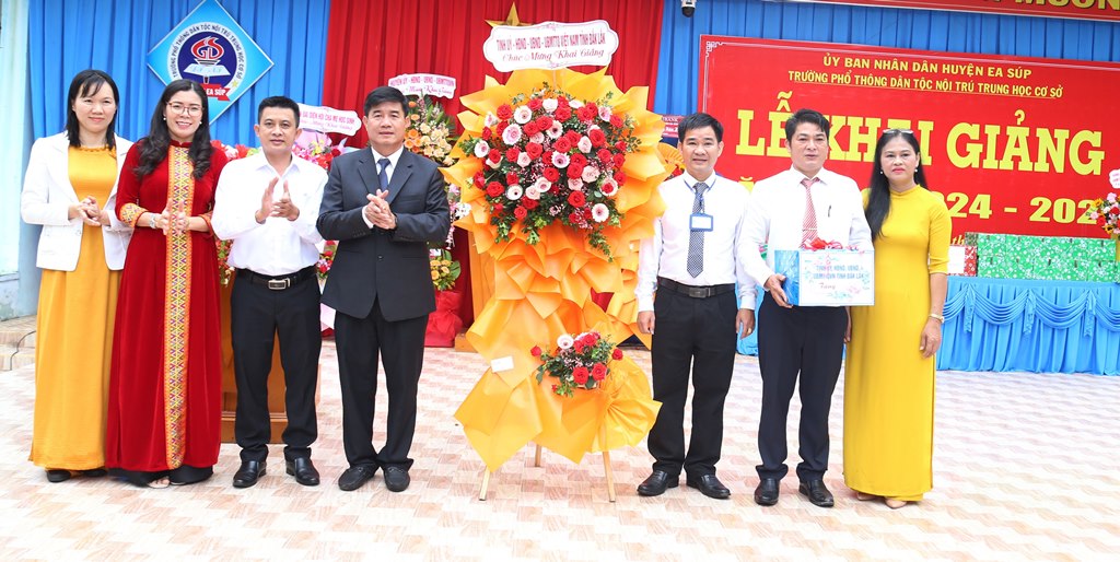 Phó Chủ tịch UBND tỉnh Nguyễn Thiên Văn dự khai giảng với thầy trò trường huyện biên giới