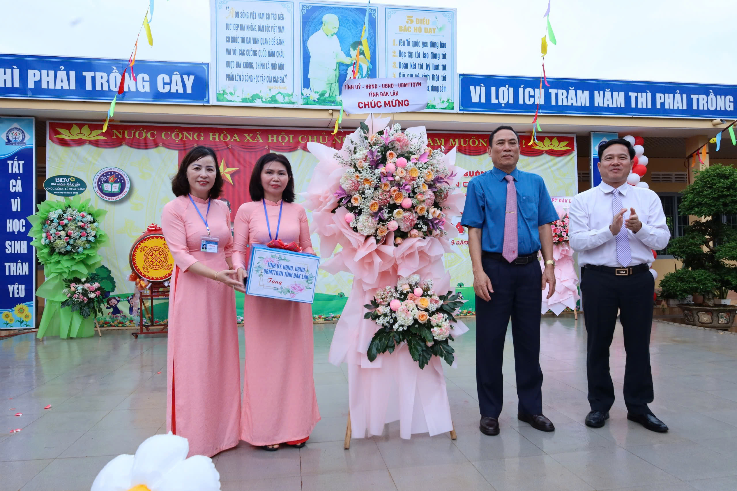 Phó Chủ tịch UBND tỉnh Võ Văn Cảnh dự lễ khai giảng năm học mới tại Trường Tiểu học Trần Quốc Toản