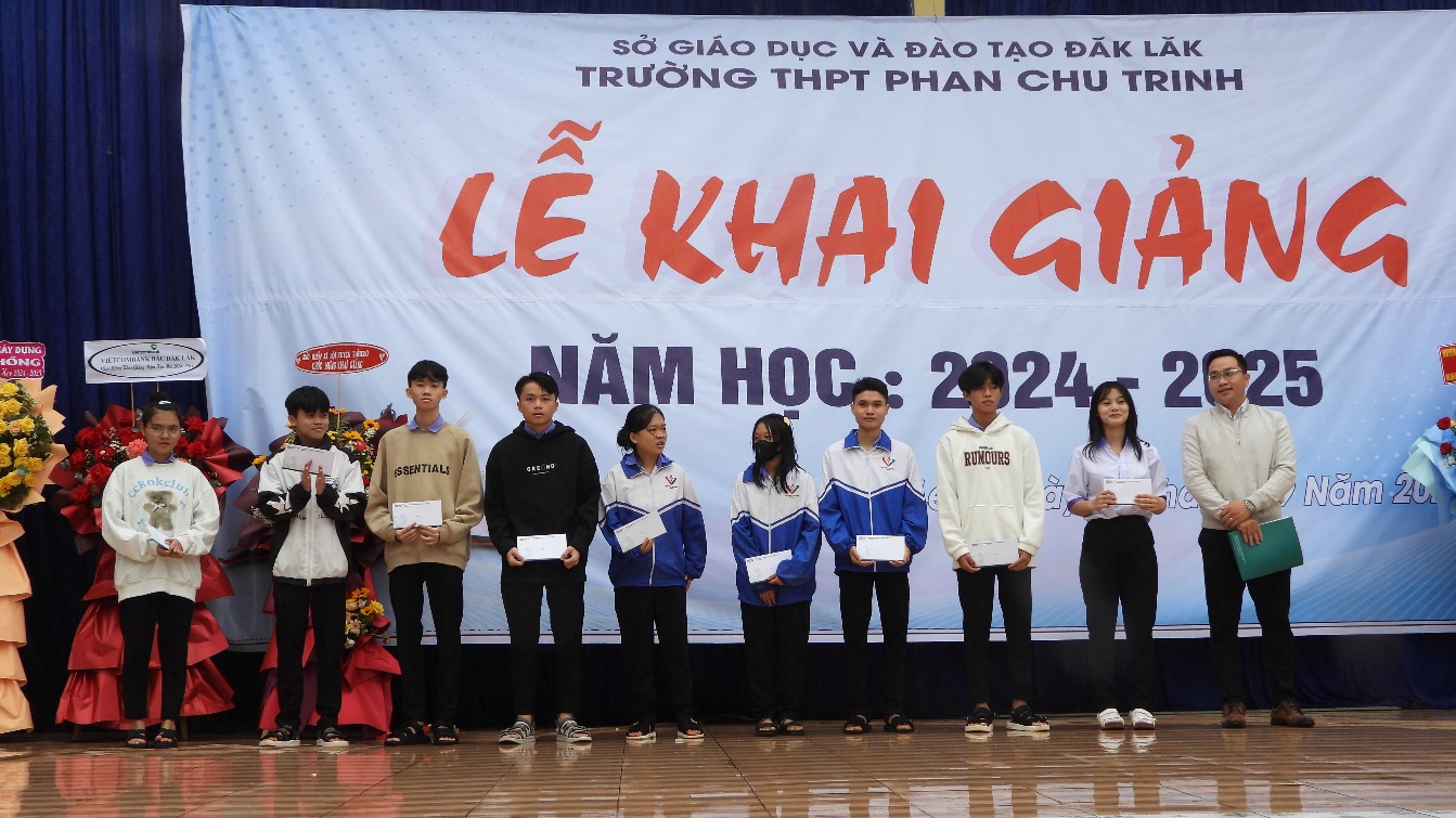 Đồng chí Bun Thó Lào, Bí thư Huyện ủy Ea H’Leo dự Lễ khai giảng tại Trường THPT Phan Chu Trinh