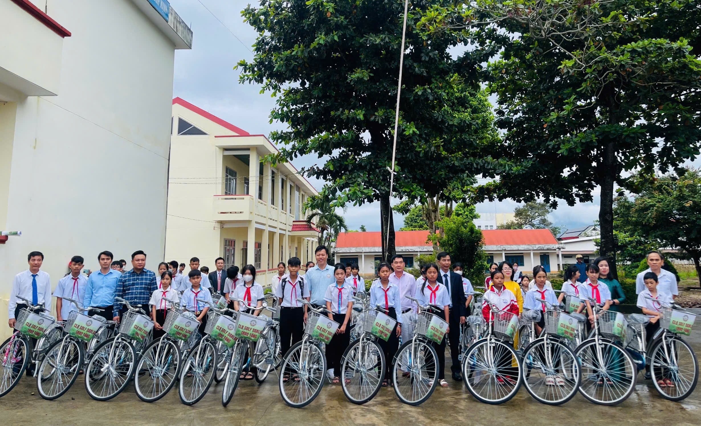 Chương trình thiện nguyện “Tiếp bước cùng em tới trường” tại huyện Cư Kuin