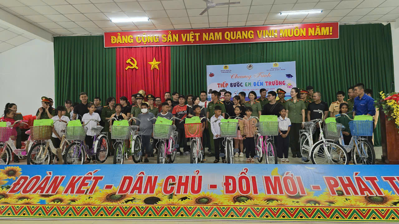 Phụ nữ Công an tỉnh Đắk Lắk trao nhiều suất quà cho học sinh nghèo trong năm học mới huyện Cư Kuin