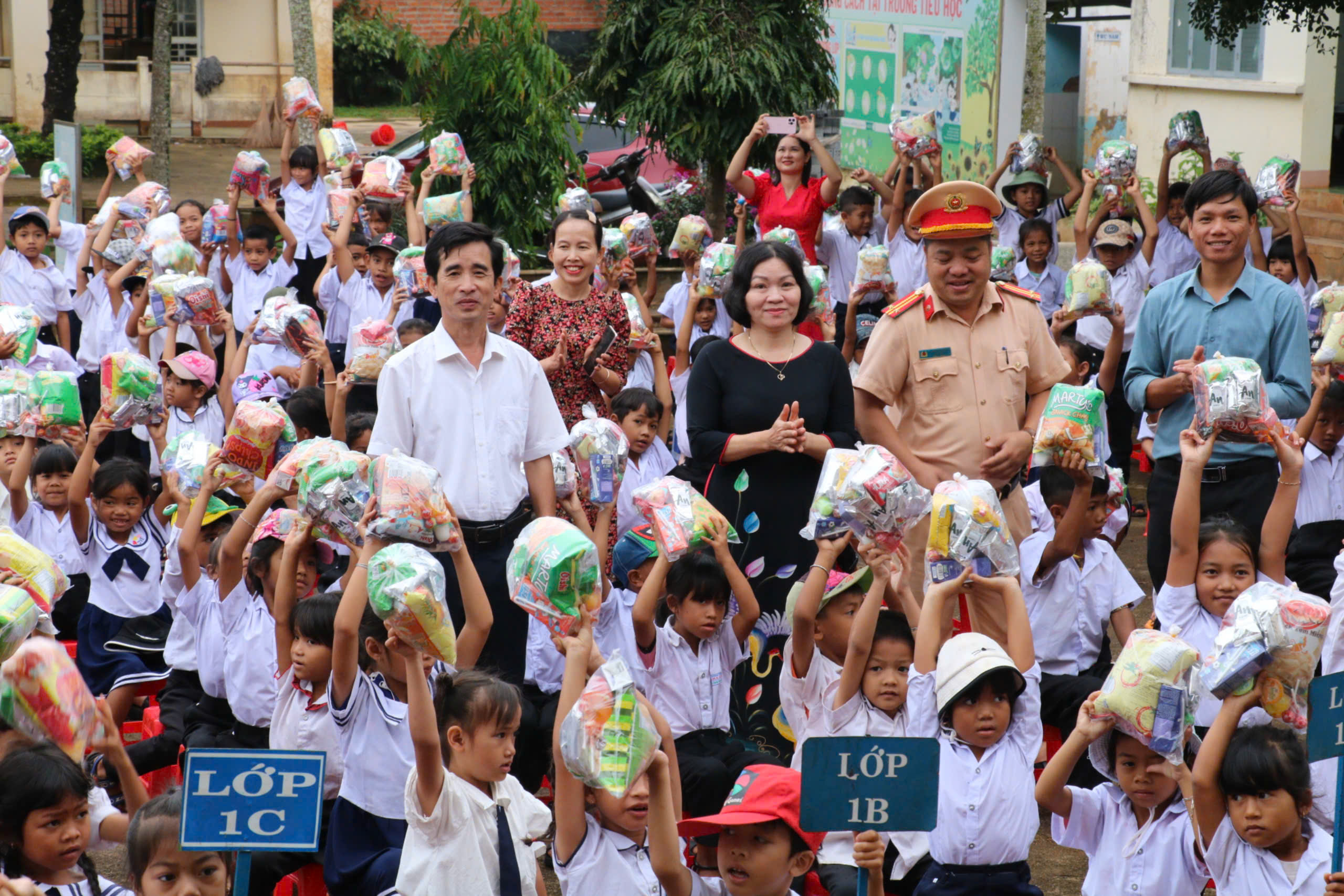 Trao 350 suất quà trung thu cho học sinh Trường tiểu học Ama Jhao – Thị xã Buôn Hồ