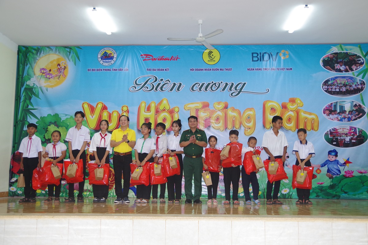 Trao gần 1.000 suất quà Trung thu tặng trẻ em khó khăn vùng biên giới