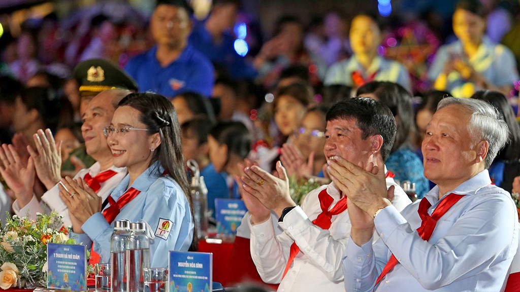 Deputy Prime Minister Nguyen Hoa Binh attended the Mid-Autumn Festival with underprivileged children in Dak Lak province.