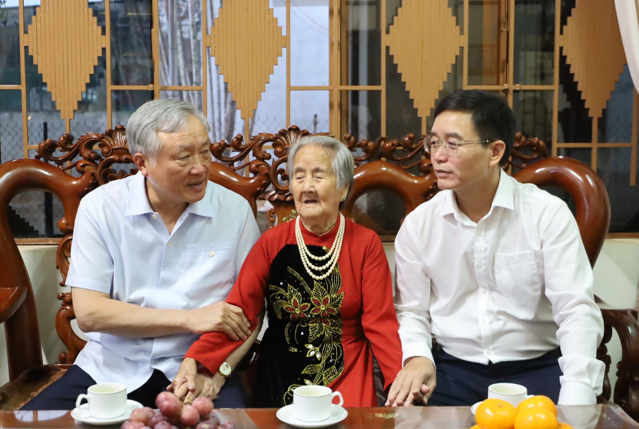 Deputy Prime Minister Nguyen Hoa Binh visited and presented gifts to the Heroic Vietnamese Mother