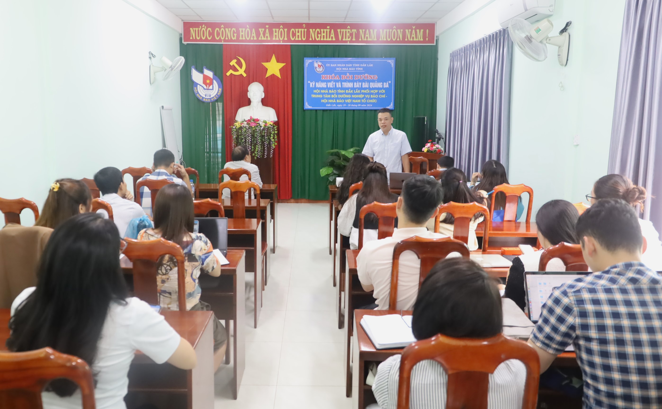 Bồi dưỡng “Kỹ năng viết và trình bày bài quảng bá”