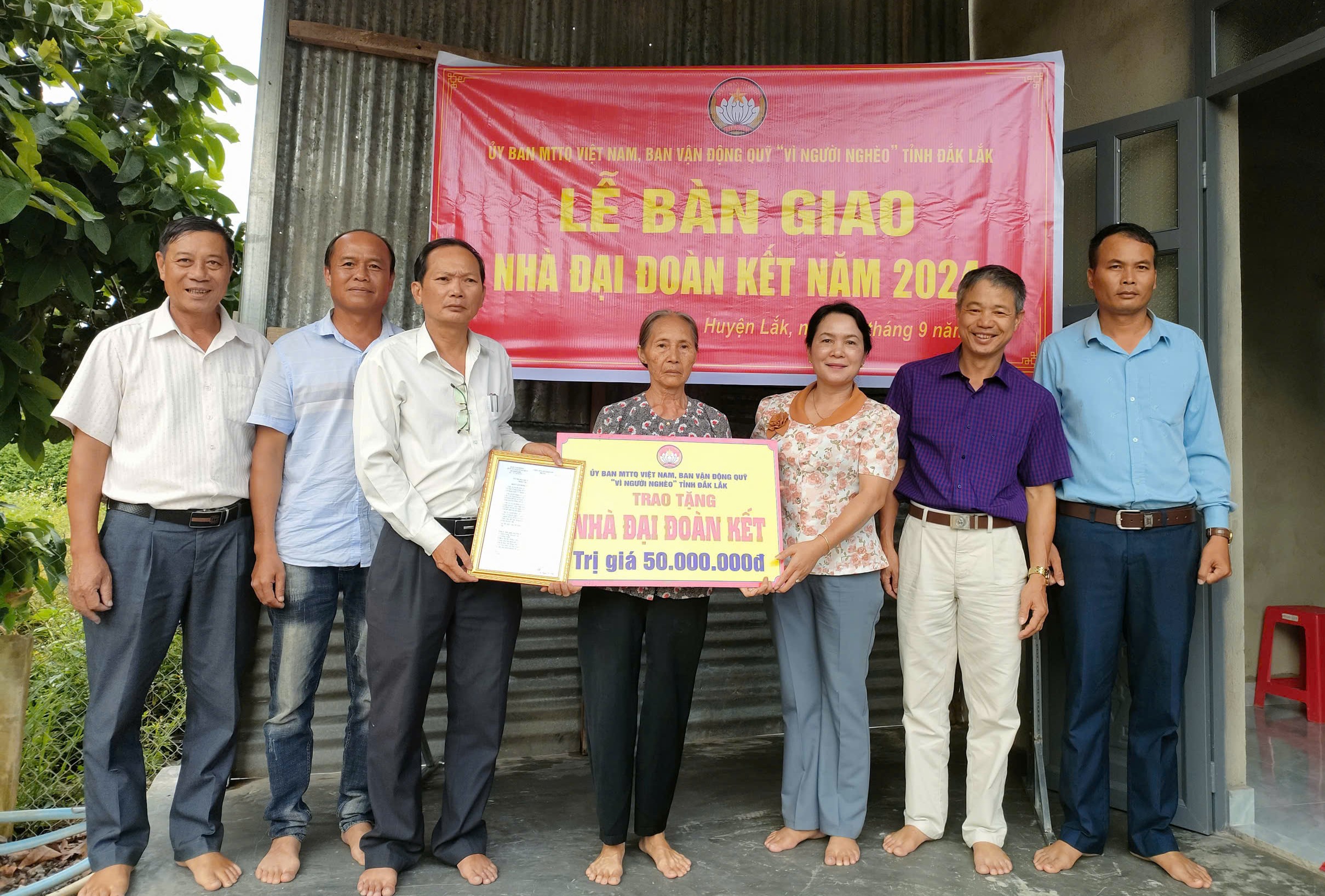 Huyện Lắk bàn giao 5 căn nhà Đại đoàn kết đầu tiên từ Quỹ vì người nghèo