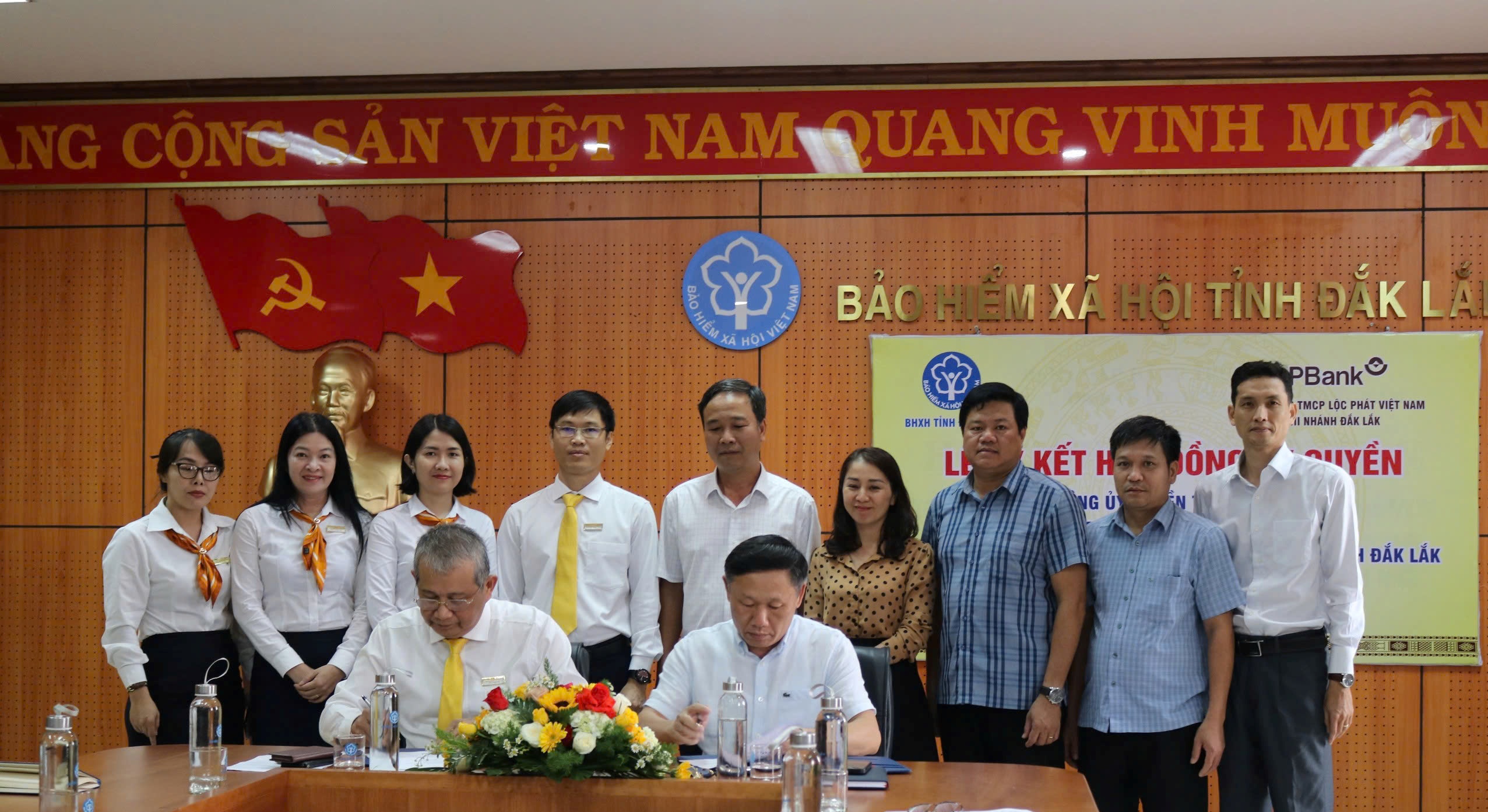 Ký hợp đồng ủy quyền thu Bảo hiểm xã hội, bảo hiểm y tế  năm 2024.