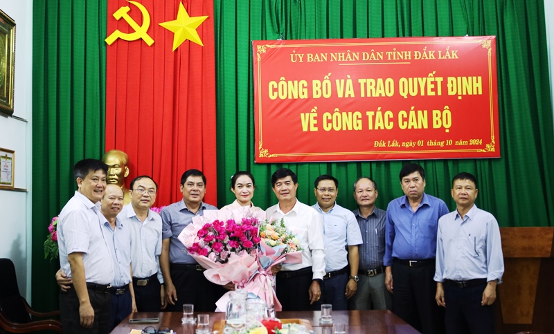 Trao Quyết định bổ nhiệm bà Nay H’Nan giữ chức Phó trưởng Ban Dân tộc tỉnh Đắk Lắk