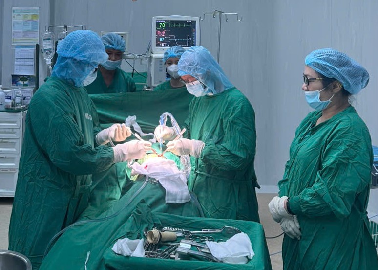 Phẫu thuật thành công đưa viên sỏi nặng 700g ra khỏi cơ thể bệnh nhân