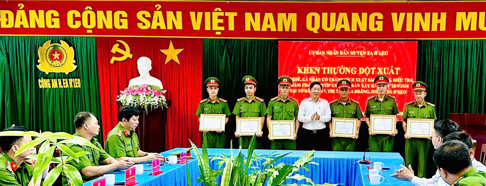 Khen thưởng đột xuất các chiến sĩ Công an huyện Ea H’Leo phá án nhanh vụ cướp tiệm vàng