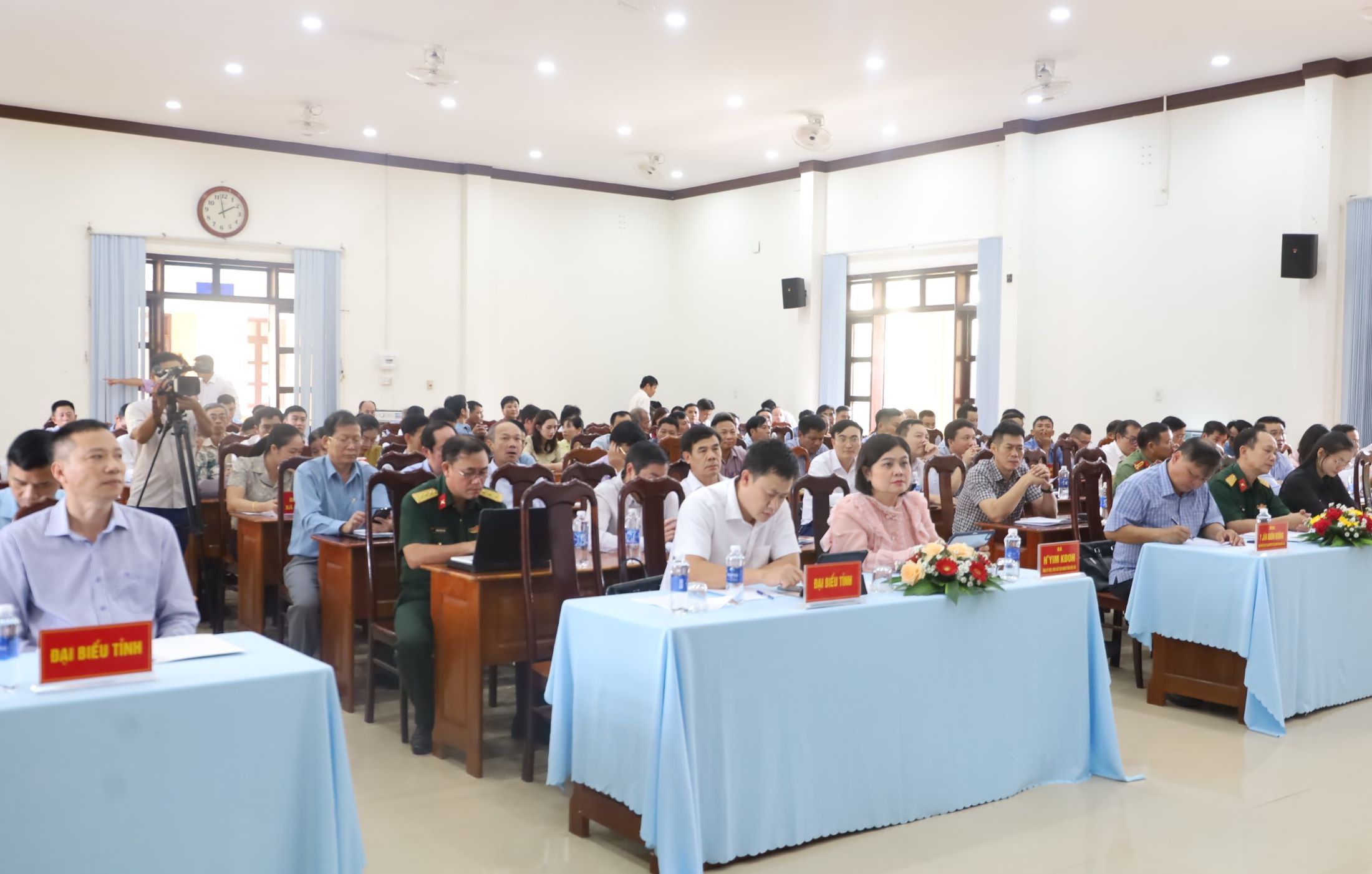 Đoàn Đại biểu Quốc hội tỉnh Đắk Lắk tiếp xúc cử tri huyện Cư Kuin