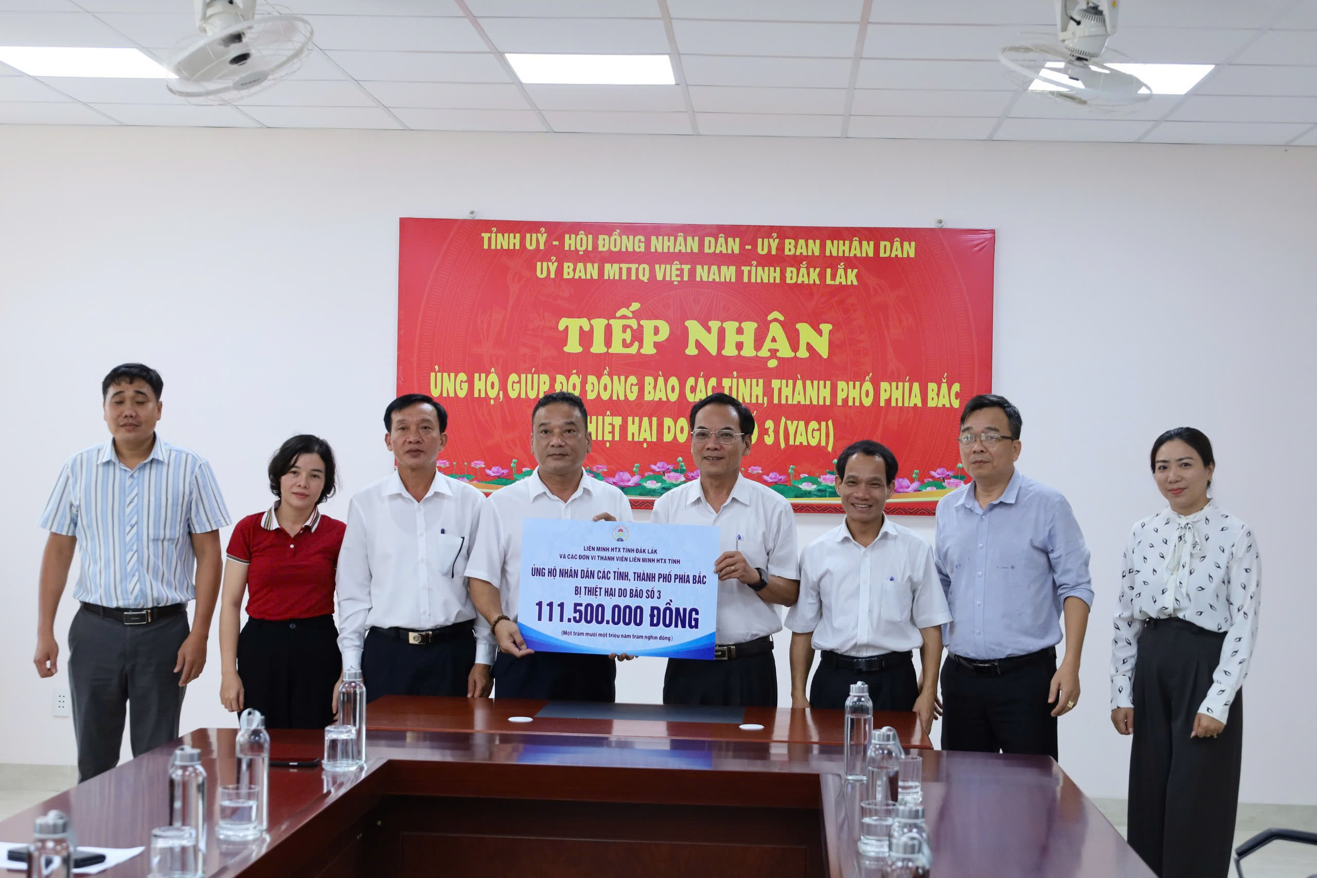 Liên minh HTX tỉnh trao kinh phí ủng hộ nhân dân các tỉnh, thành phố phía Bắc khắc phục hậu quả sau cơn bão số 3