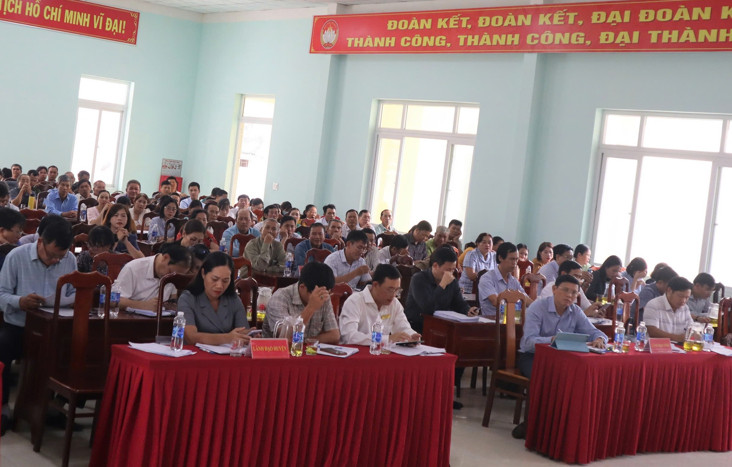 Đoàn đại biểu Quốc hội tỉnh Đắk Lắk tiếp xúc cử tri huyện Krông Bông