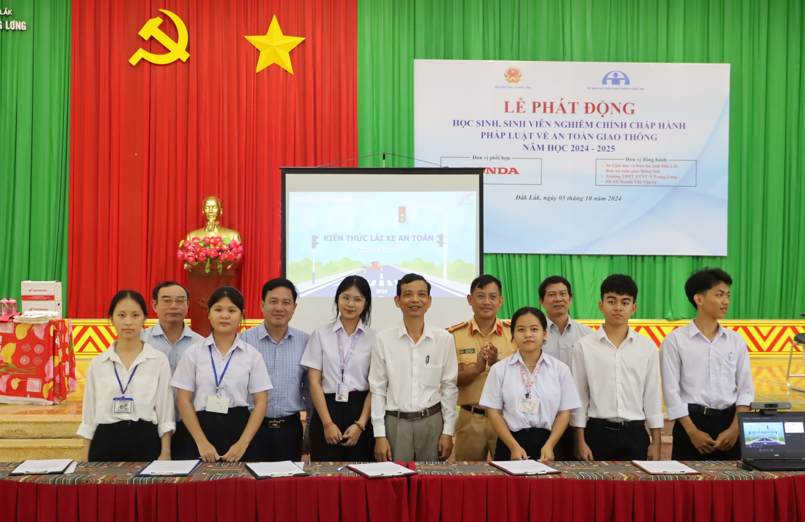 Lễ phát động học sinh, sinh viên nghiêm chỉnh chấp hành pháp luật về an toàn giao thông