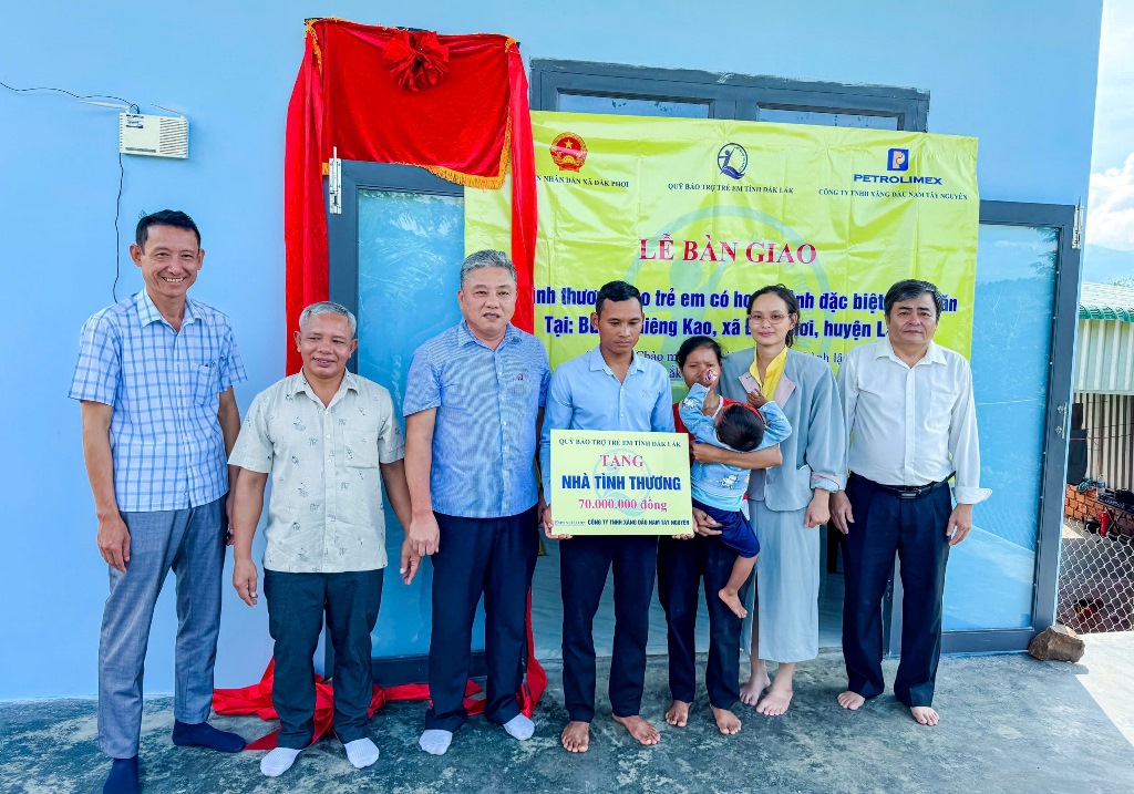 Trao nhà tình thương cho trẻ em có hoàn cảnh khó khăn