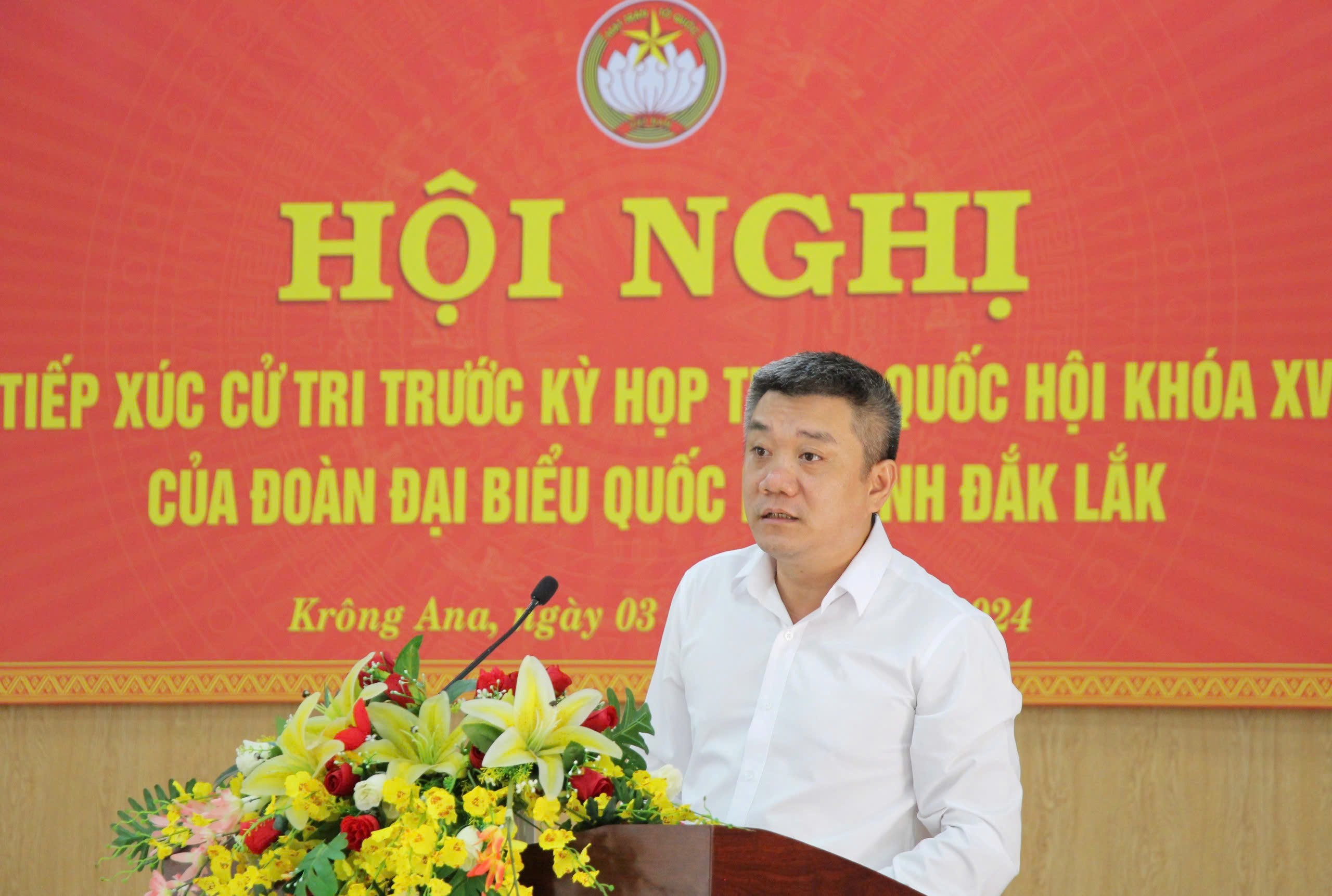 The delegation of the Provincial People's Council of Dak Lak province meets with voters in Krong Ana district.