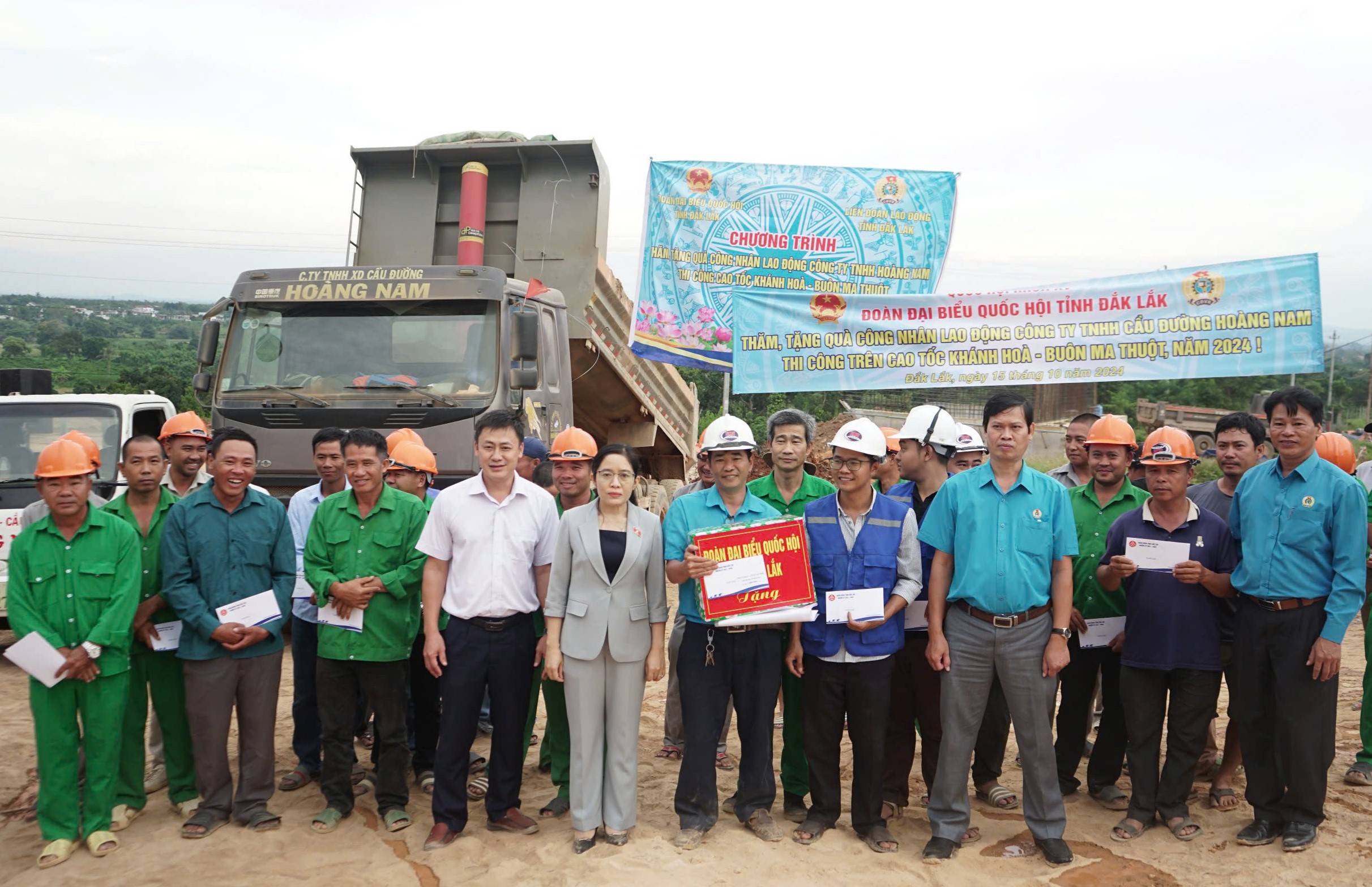 Đoàn đại biểu Quốc hội tỉnh Đắk Lắk thăm và tặng quà công nhân lao động