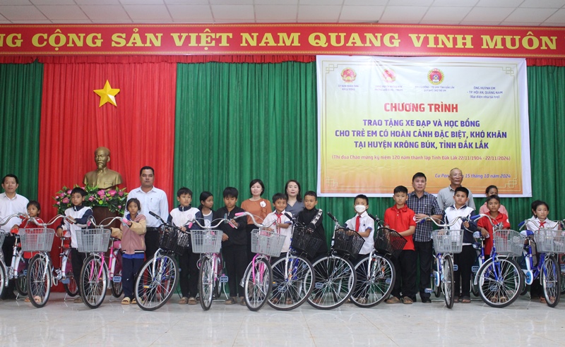 Tặng quà cho trẻ em có hoàn cảnh khó khăn