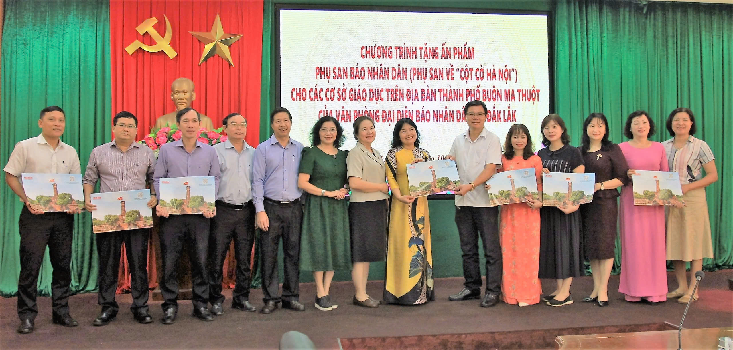 Trao tặng 4.000 tờ phụ san đặc biệt của Báo Nhân Dân về cột cờ Hà Nội cho các trường học tỉnh Đắk Lắk