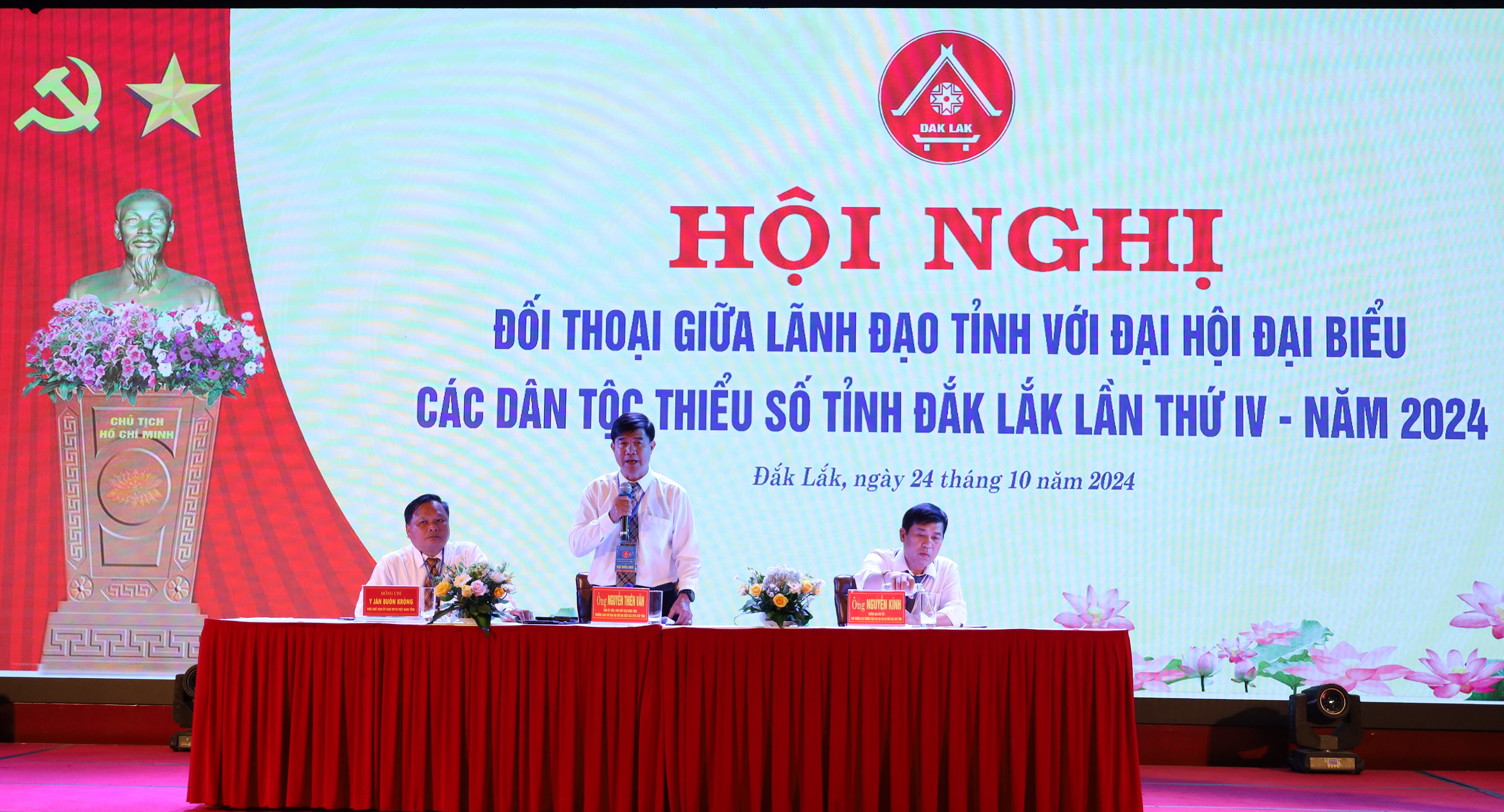 Đối thoại giữa lãnh đạo UBND tỉnh với đại biểu tham dự Đại hội đại biểu các dân tộc thiếu số tỉnh Đắk Lắk lần thứ IV năm 2024