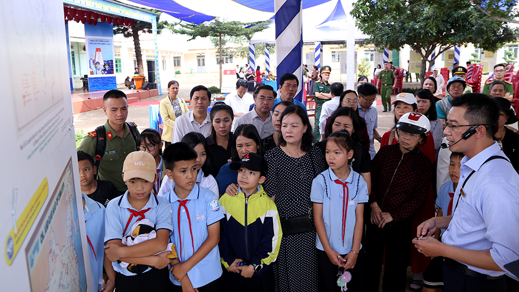 Hơn 2.000 lượt tham quan Triển lãm lưu động “Hoàng Sa, Trường Sa của Việt Nam - Những bằng chứng lịch sử và pháp lý” tại huyện Krông Búk