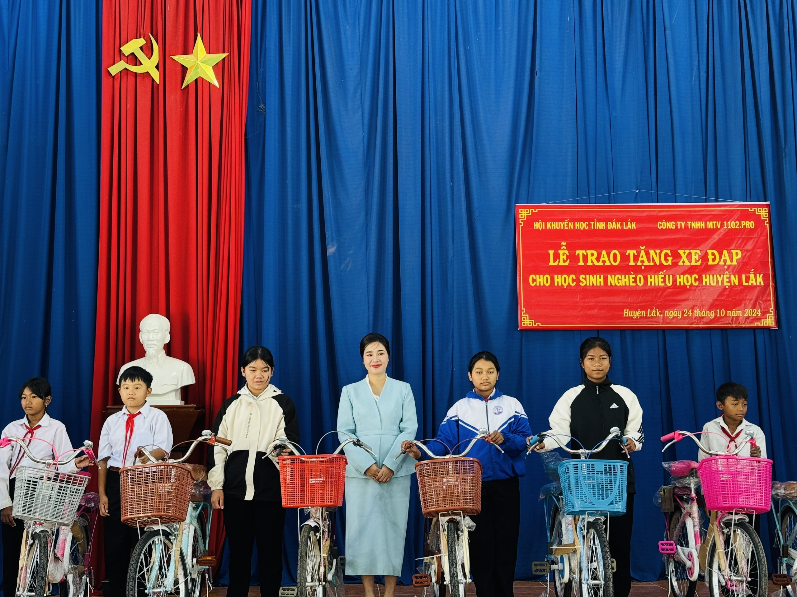 Trao xe đạp, học bổng cho học sinh nghèo ở huyện Lắk, tỉnh Đắk Lắk