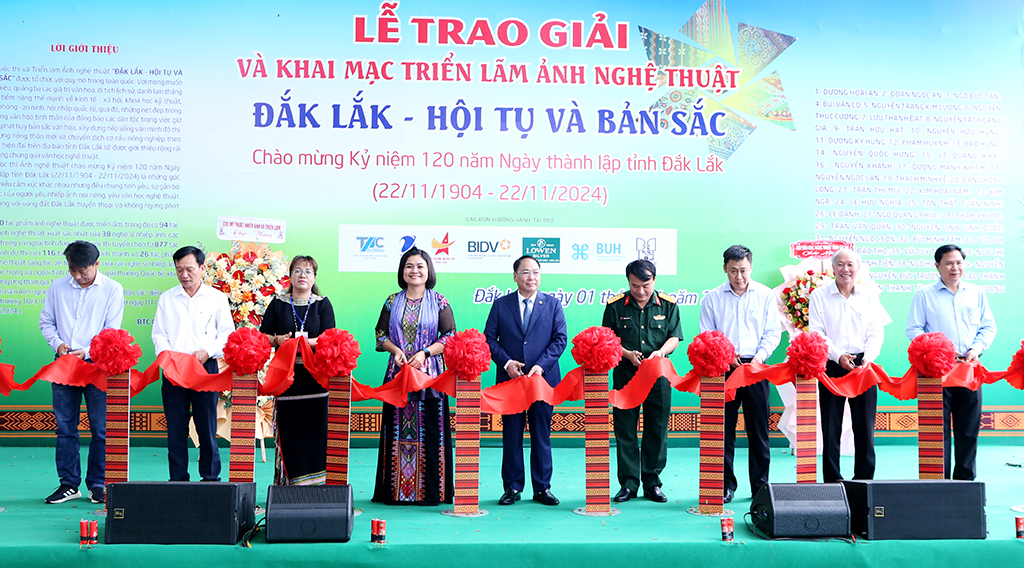 Khai mạc Triển lãm ảnh nghệ thuật “Đắk Lắk - Hội tụ và bản sắc”