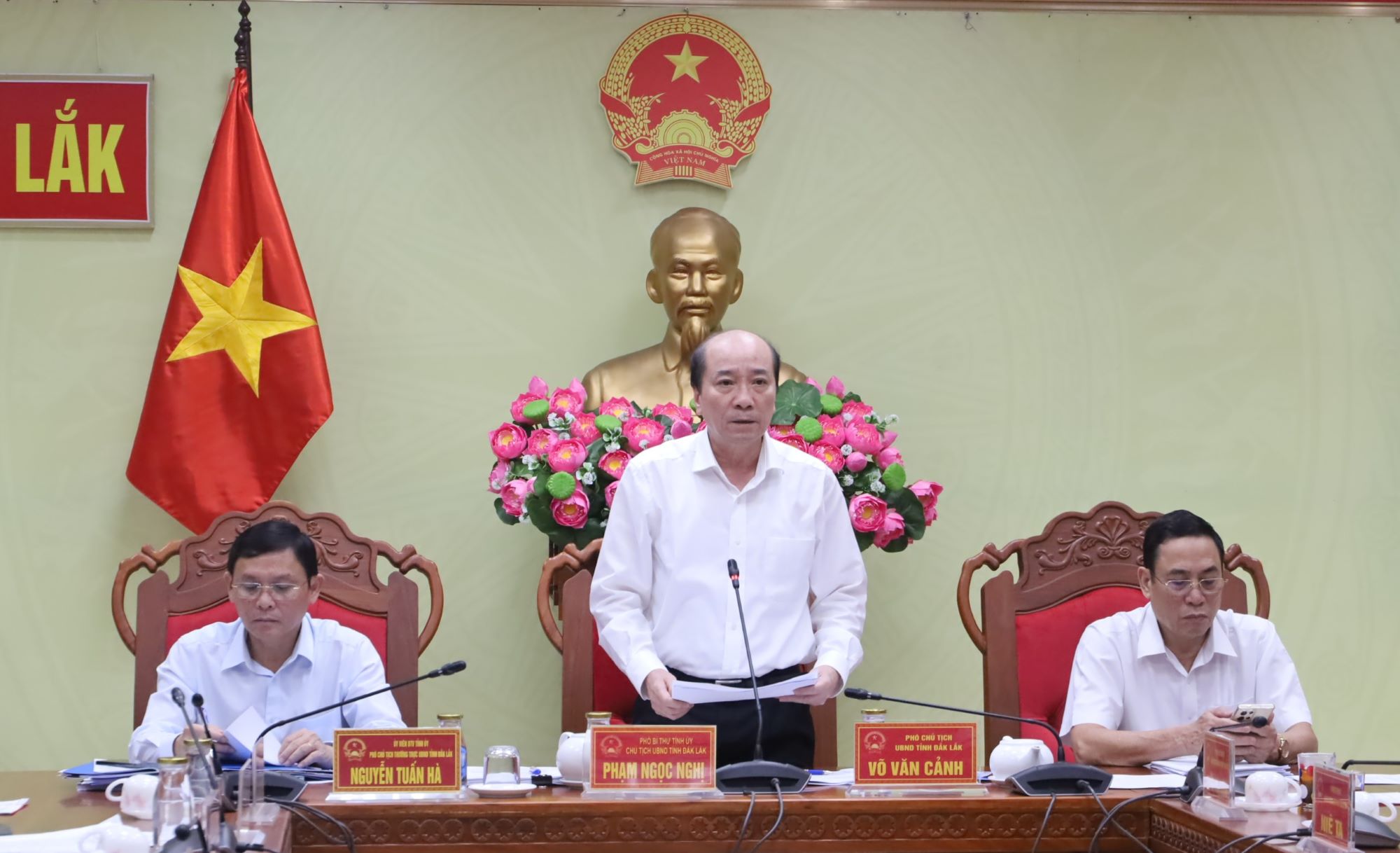 Thành viên UBND tỉnh Đắk Lắk góp ý, thông qua các nội dung quan trọng