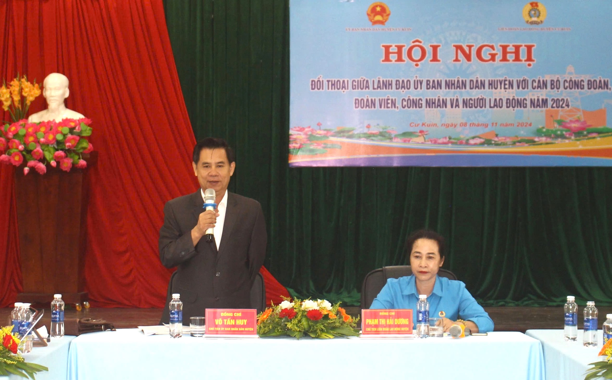 Lãnh đạo UBND huyện Cư Kuin đối thoại với cán bộ công đoàn, đoàn viên, công nhân và người lao động