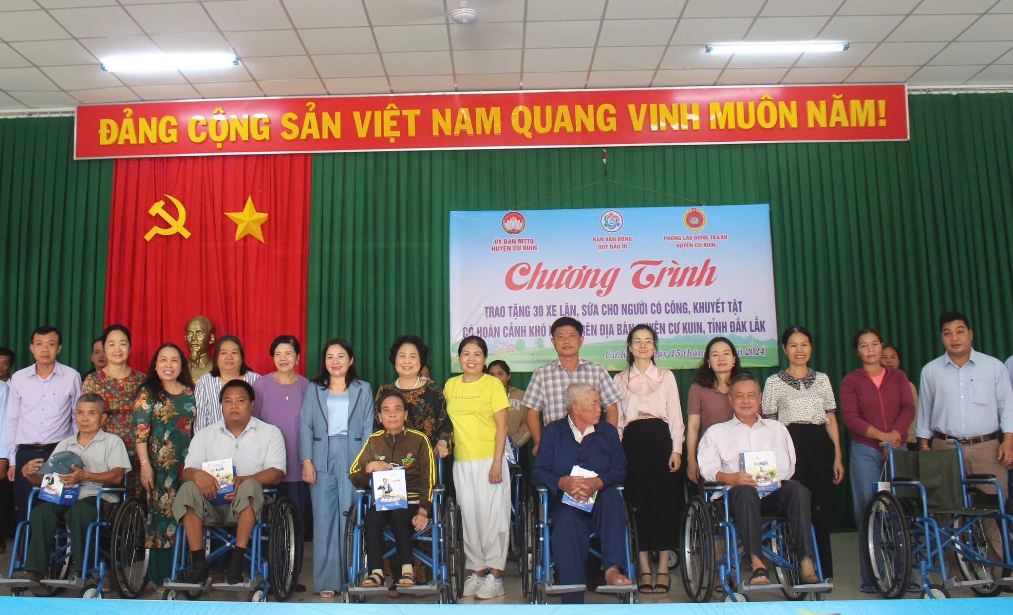 Trao quà tặng người có công, người khuyết tật có hoàn cảnh khó khăn trên địa bàn huyện Cư Kuin