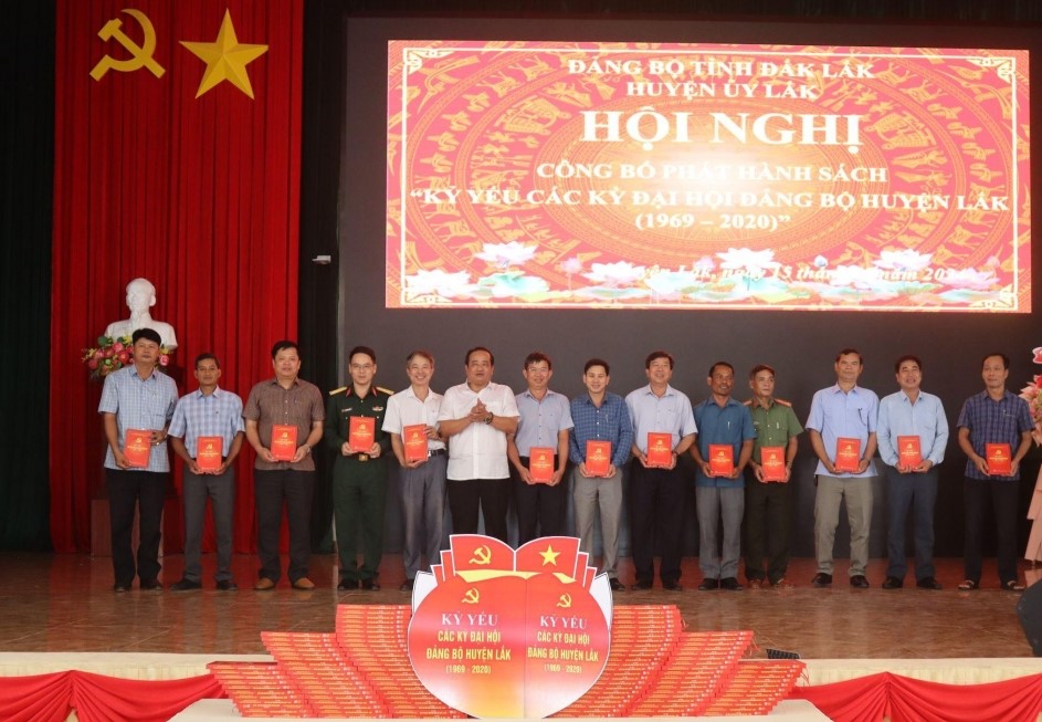 Công bố, phát hành sách “Kỷ yếu các kỳ Đại hội Đảng bộ huyện Lắk”