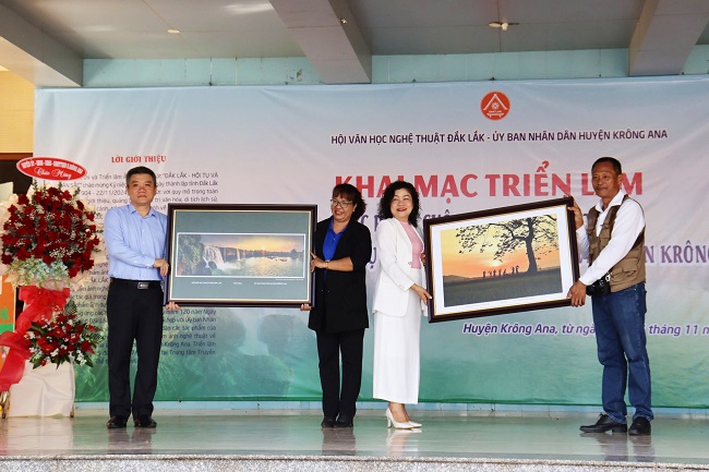 Giới thiệu ảnh nghệ thuật “Đắk Lắk – Hội tụ và bản sắc” tại huyện Krông Ana
