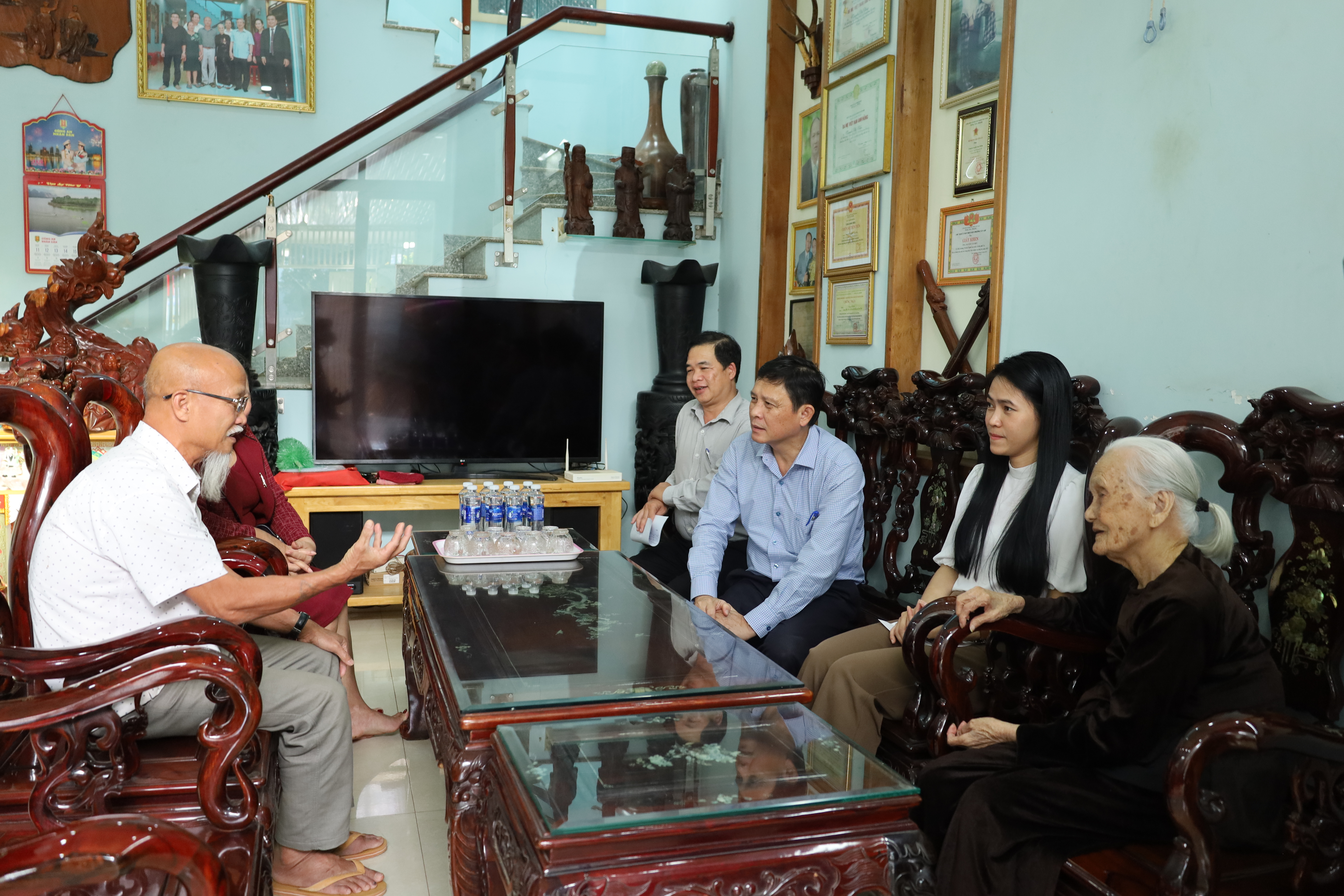 Thăm, tặng quà các đồng chí nguyên lãnh đạo tỉnh, gia đình người có công nhân dịp kỷ niệm 120 năm thành lập tỉnh