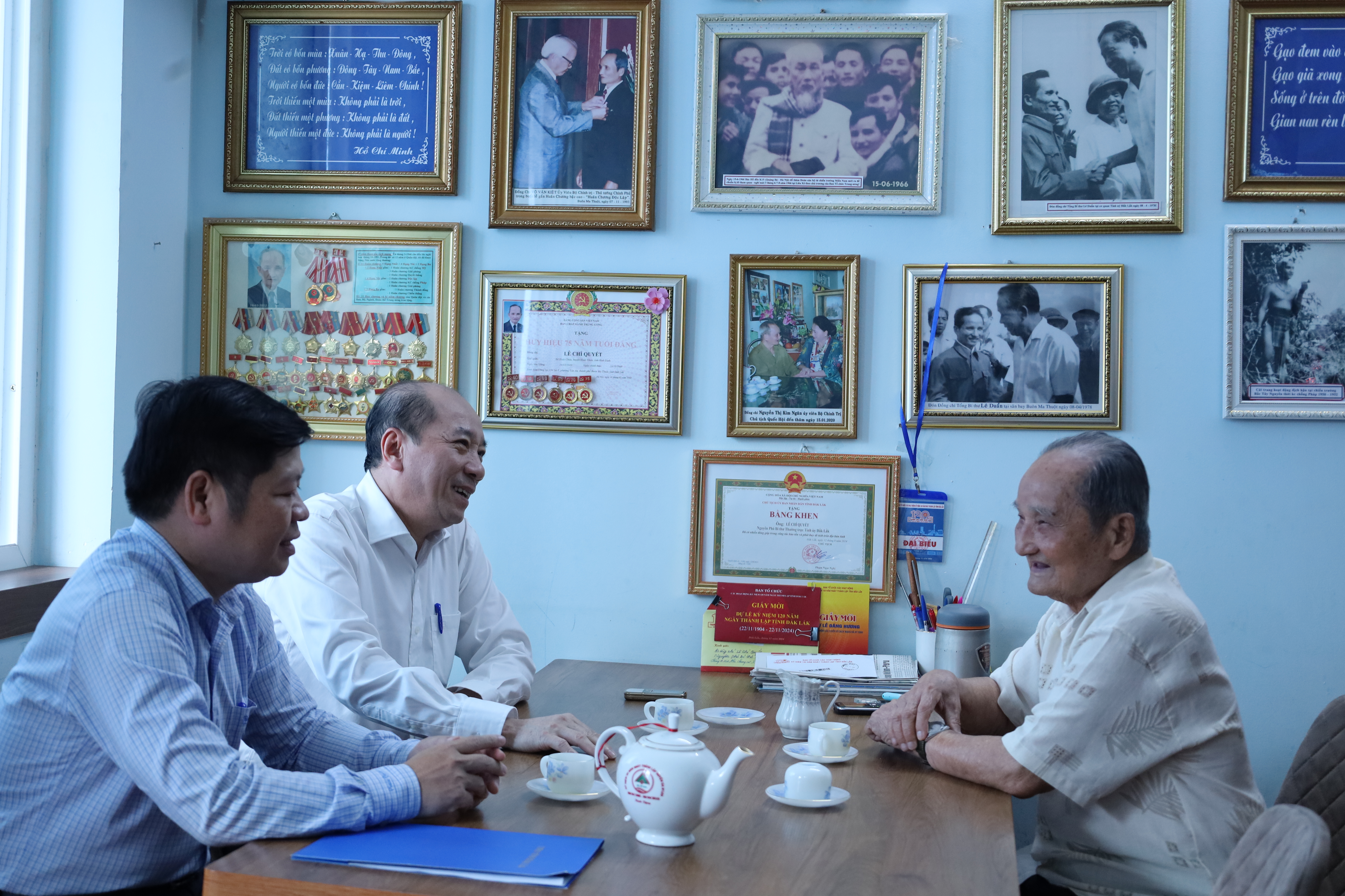 Chủ tịch UBND tỉnh Phạm Ngọc Nghị thăm, tặng quà nguyên lãnh đạo tỉnh