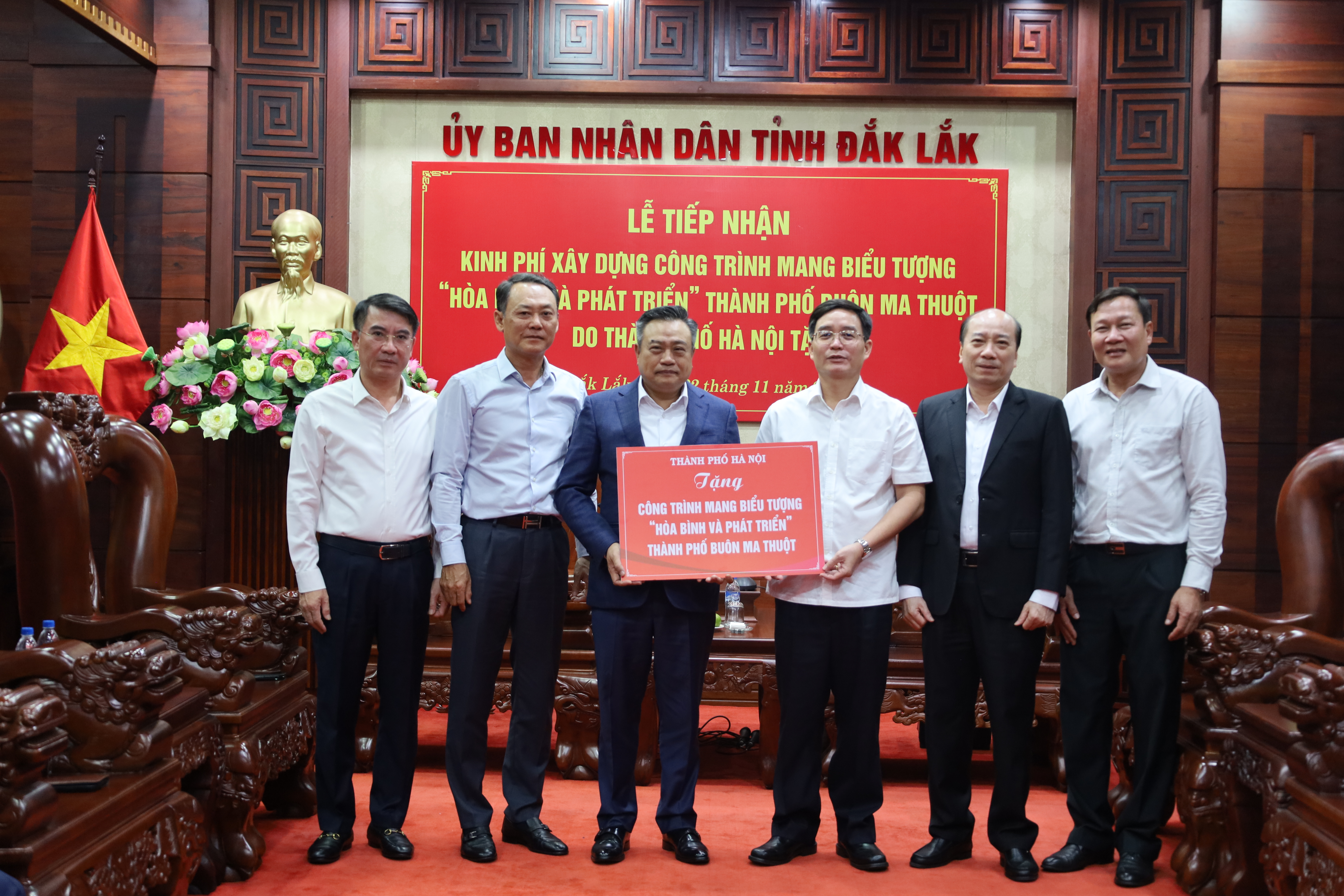 Thành phố Hà Nội trao tặng công trình mang biểu tượng “Hòa bình và Phát triển” tại thành phố Buôn Ma Thuột