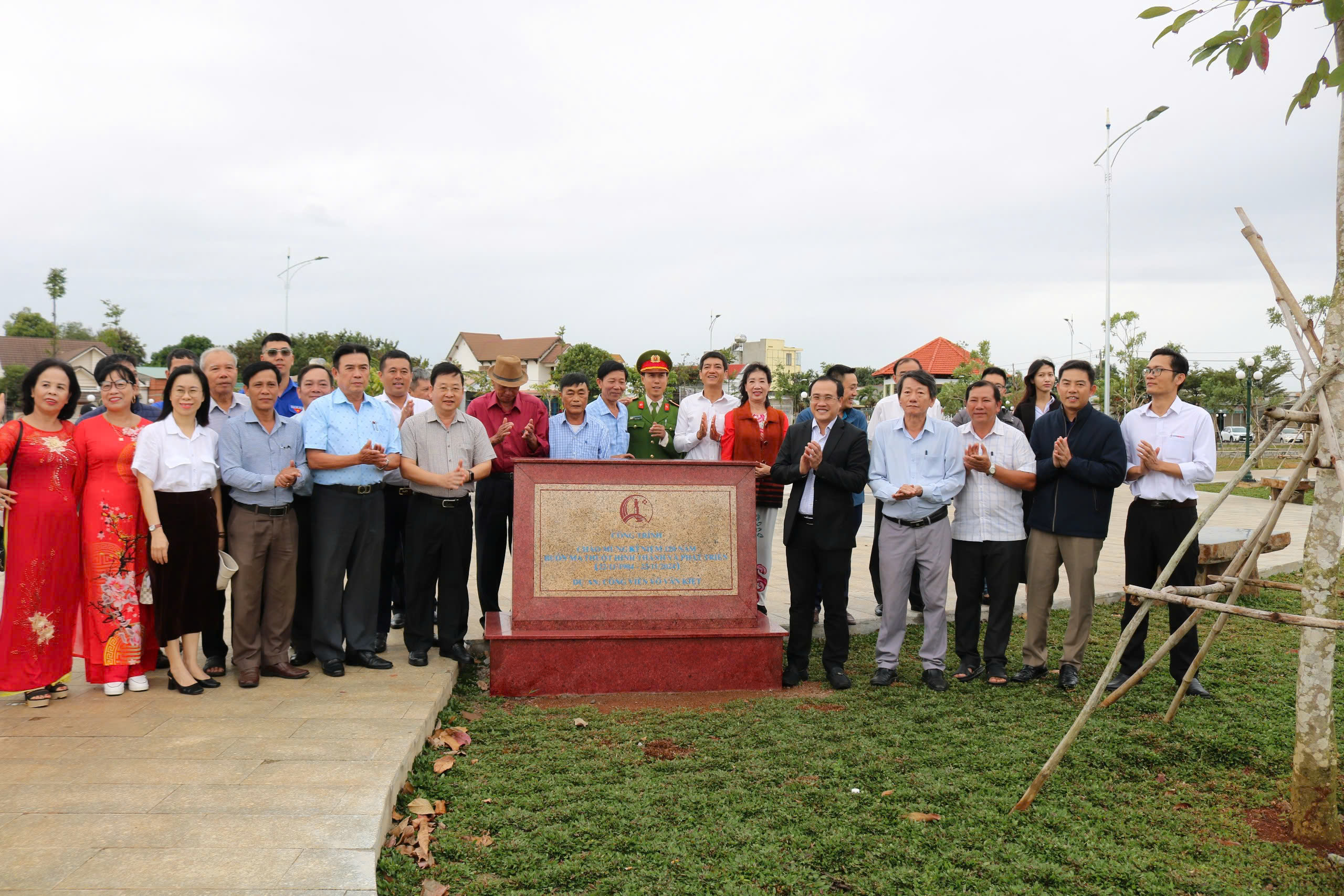 UBND TP. Buôn Ma Thuột gắn biển công trình Công viên Võ Văn Kiệt