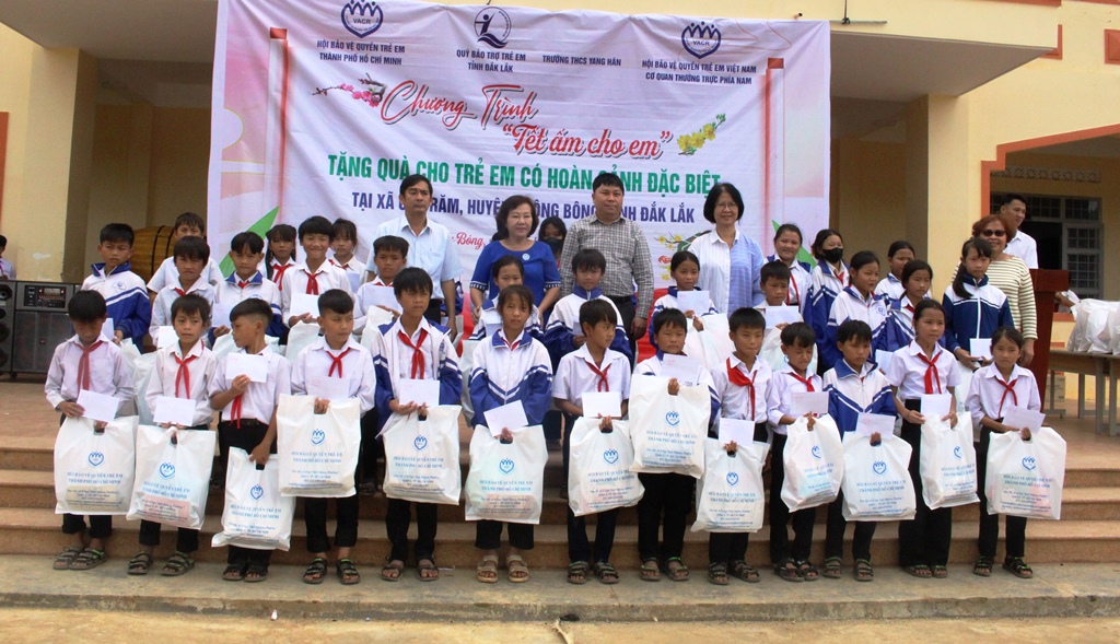 Trao tặng 150 suất quà cho học sinh khó khăn tại huyện Krông Bông