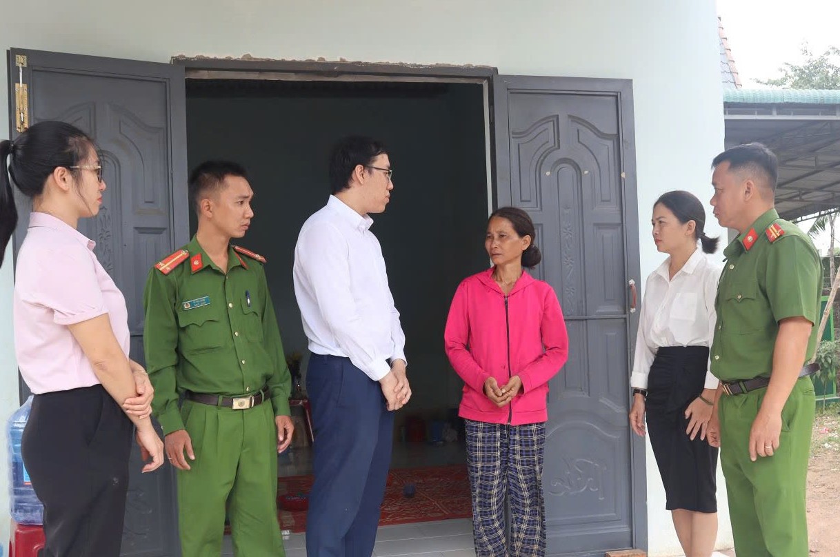 Thăm hỏi, tặng quà gia đình có người thân tử vong do tai nạn giao thông tại huyện Buôn Đôn